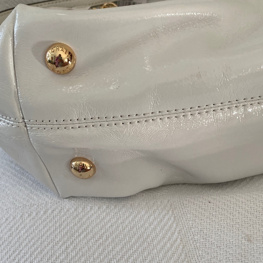 Michael Kors Glossy White patent leather Shoulder Bag - Picture 3 of 8